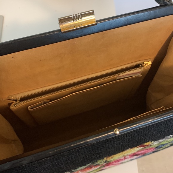 VINTAGE | Embroidered Purse - Picture 5 of 13